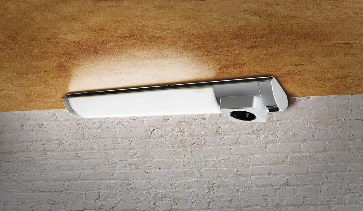 HEITRONIC - LED Unterbauleuchte mit Steckdose 1-fach DETMOLD 7 Watt 678x87x49mm 4000 Kelvin mit Ein-/Auschalter